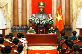 国家副主席邓氏玉盛会见人民公安和人民军工会典范会员。（图片来源：越通社）