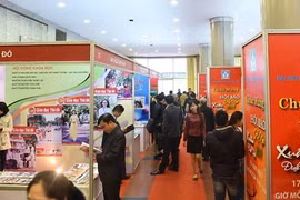 2017年春节特刊展吸引众多市民前来观看。（图片来源：越南《人民军队报》）