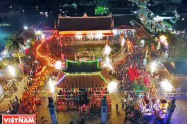 迎火之夜，仙香正府绚丽多彩。这是瑞府庙会主要活动的场所。