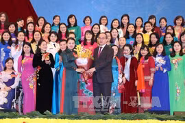 阮善仁向新一届执行委员会代表赠送鲜花。