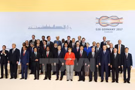 阮春福同出席二十国集团汉堡峰会的各位代表合影。