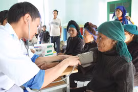 河内市医务人员为当地老年人做体检（图片来源：因特网）