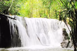 富国岛“石桌溪”下游的瀑布。（图片来源：越南人民报) 