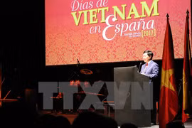 附图：越南政府副总理兼外长范平明在2017年西班牙越南日开幕式发表讲话。