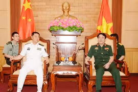 越南人民军总政治局主任梁强上将（右）与中国人民解放军海军政治委员苗华上将​ （左）。