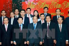 阮春福总理与各位代表合影。
