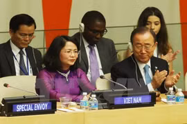 附图：越南国家副主席邓氏玉盛​出席在波兰举行的第26届全球妇女峰会（图：越通社）