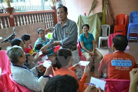 越南驻柬埔寨大使馆工作代表团赴Kompong Chomlong乡泥石流受灾越侨看望慰问。