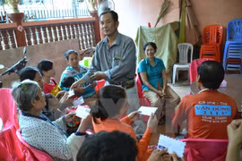 越南驻柬埔寨大使馆工作代表团赴Kompong Chomlong乡泥石流受灾越侨看望慰问。
