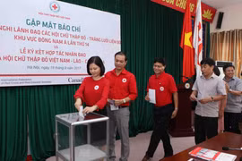 与会代表在启动仪式上捐款。