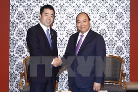 阮春福\会见滋贺县知事三日月大造。