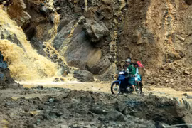 安沛省发生山体滑波。(图片来源：越通社）