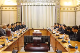 胡志明市人民委员会主席阮成峰会见日本川口市代表团。（图片来源：thanhuytphcm.vn）