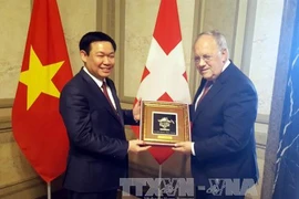 王廷惠与瑞士经济、教育与科研部长Johann Schneider-Ammann。（图片来源：越通社） 