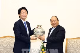 阮春福会见日本首相特别顾问其浦太郎