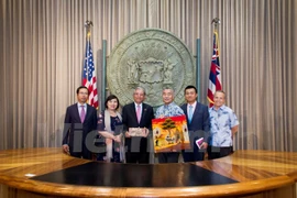 范光荣大使（左三）与夏威夷州州长大卫·井下（右三）（图片来源：越通社）