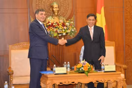 庆和省人民委员会主席黎德荣与美国代表团团长马志修。