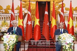 土耳其总理比纳勒·耶尔德勒姆与越南政府总理阮春福共同主持新闻发布会。