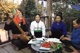 艺人雕文明正在传授天曲唱法。