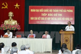 越南政府总理阮春福同海防市国会代表团与海防市选民接触。（图片来源：越通社）