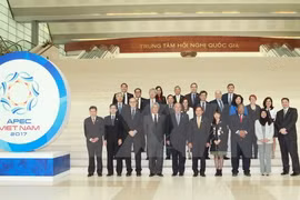 2016年亚太经合组织非正式高官会代表合影（图片来源：越通社）