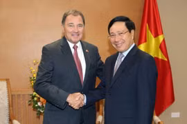 越南政府副总理兼外长范平明与美国犹他州加里·赫伯特州长。（图片来源：越通社）