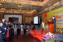 胡志明市人民委员会主席阮成峰在见面会上发表讲话（图片来源：越通社）