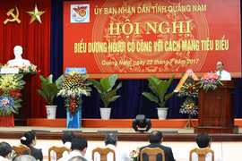 政府总理阮春福在广南省出席模范革命有功者表彰大会。（图片来源：越通社）