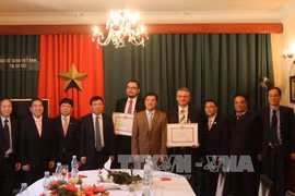 越南驻捷克大使向为推广越南文化旅游做出贡献的捷克政客授予纪念章（图片来源：越通社）