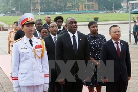 海地共和国参议院议长尤里•拉托尔蒂向胡志明主席陵墓敬献花圈（图片来源：越通社）