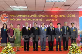 2016年越老贸易博览会。（图片来源：越通社）