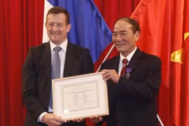 前顺化市对外合作处处长阮然（右）荣获法国政府的学术界棕榈叶勋章