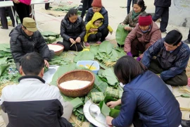 包粽子（图片来源：越通社）