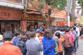 河内市民在财神日里排队购买黄金（图片来源：越通社）