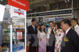 参观者在展览会参观游览。（图片来源：越通社）