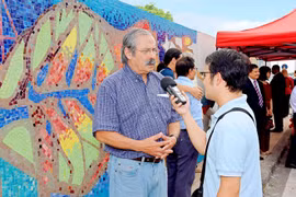 画家莫诺· 冈萨雷斯接受记者采访。