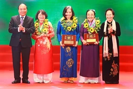 阮金飞凤（右二）荣获2016年柯瓦列夫斯卡娅奖