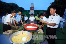 长沙岛县军民包粽子（图片来源：越通社）