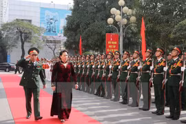 国会主席阮氏金银视察首都河内司令部