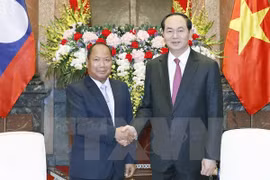 越南国家主席陈大光（右）会见老挝安全部部长宋乔•西拉冯（左）（图片来源：越通社）