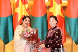 阮氏金银（右）与孟加拉国国民议会议长。（图片来源：越通社）