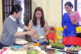 旅居马来西亚越南人社团的妇女参加传统美食比赛活动。