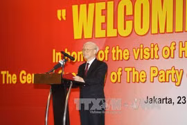 阮富仲出席招待宴会并发表讲话。