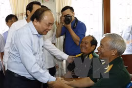 越南政府总理阮春福慰问巴地头顿省龙田县龙海镇龙土革命有功者和伤残军人疗养中心的领导、医务人员和伤残军人。