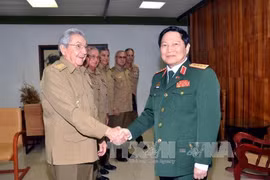 古巴共产党中央委员会第一书记、古巴国务委员会主席兼部长会议主席岁的劳尔・卡斯特罗会见越共中央政治局委员、中央军委副书记、国防部部长吴春历大将。