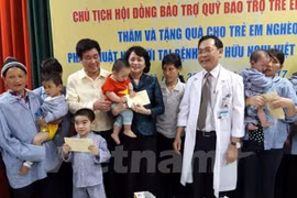 国家副主席邓氏玉盛看望慰问贫困唇腭裂儿童患者。