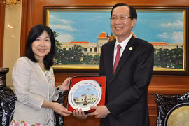 胡志明市人民委员会副主席黎青廉与日本大阪府堺市副市长狭間惠三子（图片来源：http://m.voh.com.vn）