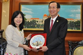 胡志明市人民委员会副主席黎青廉与日本大阪府堺市副市长狭間惠三子（图片来源：http://m.voh.com.vn）