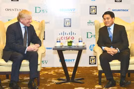 河内市人委会主席阮德钟（右）会见微软集团主席、亚太区公共事业部副主席斯蒂芬。（图片来源：hanoimoi.com.vn)