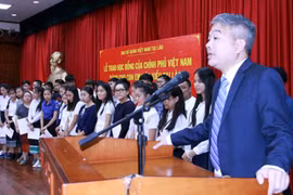 越南驻老挝大使馆临时代办阮青松在奖学金颁奖仪式上发言。